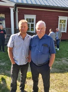Mika Mikola onnitteli 80-vuotiasta Soron Manua Heinoon yhteistalolla. 