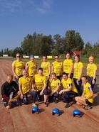 Naisjoukkue yhteispotretissa Ulvilan kentällä.