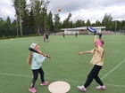 Pesiskoululaiset saivat pelata hyvissä oloissa Vareliuksen kentällä.