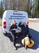 Pesisauton kanssa matkaavat ohjaajat Laura Koivunen ja Lauri Myllymäki. 