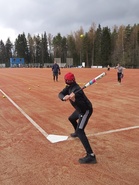 Petrus Joensuu kävi kokeilemassa miten osuu softball syöttöön.