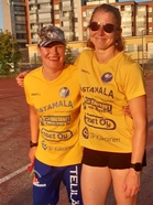 Palkitut Marjo Iivari ja Kertu Koiv hymyilivät kilpaa auringon kanssa pelin päätyttyä. 