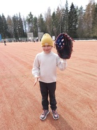 Softball hanska on melko suuri, ainakin pienen harrastajan kädessä.