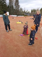 Perheen pienimmät saivat kokeilla pesistä pehmovälinein.