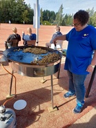 Tapahtumassa tarvittiin lukuisia talkoolaisia. Riikka Harsu teki ensin munkkeja ja mokkapaloja kotona ja pelissä tarjoili pyttipannua.