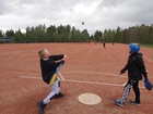 Muutamat pojat viettivät koko illan Varilassa palloa lyöden.