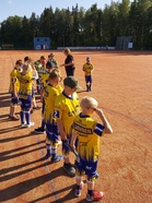 E-pojat saivat pelata aurinkoisessa säässä.