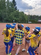 Kunnaria juhlitaan, keskellä Jenniina Värinen. 