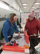 Joululahjat saa paketoitua nyt Sastamalan Prismassa Kumurin toimesta. Samalla voi tukea seuran toimintaa vapaaehtoisella maksulla. 