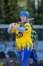 Naisten aluesarjajoukkueen kapteeni Sanna Hinkkanen venyi Hämeenkyrössä mainosti kakkospesällä ja löi terävästi - tuloksena joukkueen ykköspalkinto.