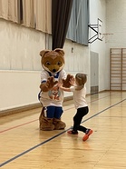 Sylvi onnistui pisteen teossa ja sai Kunnariketulta läpyn sen merkiksi.