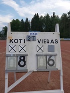 Taululla on Kumurin E-tyttöjen ensimmäisen voiton avausjakson voittolukemat!