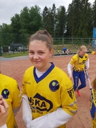 Hennastiina Kallion lyönnit suuntautuivat tänään upeasti kentän takakulmiin, tuloksena kaksi kunnari ja kymmenen tavallista lyötyä juoksua. 