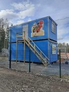 Manu sai sinisen maalin pintaan sekä neljä pesisaiheista Mauri Kunnaksen hahmoa sivuihinsa.