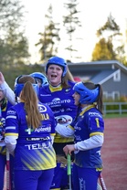 Huimassa lyöntivireessä oleva Iina Widberg (keskellä) on johdattanut joukkuettaan juoksujuhliin. Kim Mäen kuva on tiistain C-tyttöjen pelistä. 
