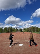 Lyöjinä oli tietenkin Kumurin junnuja, mutta myös aikuisia kävi ilahduttavasti palloa iskemäässä.