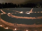 Varilan lumikentälle luotiin pesiskenttä tällä kertaa kynntilöiden voimin.