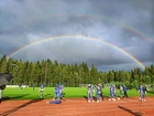 Metsäkaltevassa pelattiin sateenkaaren alla. 
