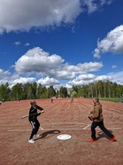 Lyöjinä oli tietenkin Kumurin junnuja, mutta myös aikuisia kävi ilahduttavasti palloa iskemäässä.