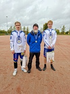Petrus Joensuu (vas), Tommi Joensuu ja Peetu Tuomisto (oik) Ottelun jälkeen Järvenpäässä